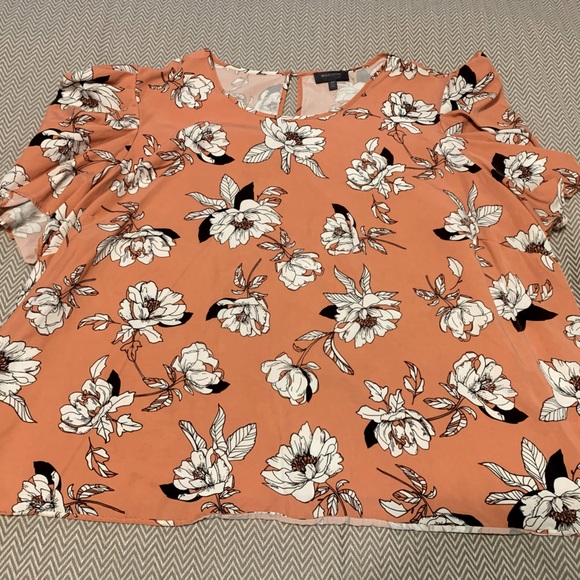 Madison Curvy peach top with b&w floral print. Keyhole back button closure. 3X. - Picture 1 of 6